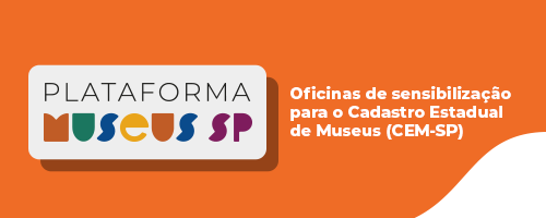 Arte retangular com fundo laranja.  Do lado esquerdo há um retângulo branco e dentro dele está escrito “Plataforma Museus SP”, em cores variadas. Ao lado do retângulo, tem a frase, na cor branca, “Oficinas de sensibilização para o Cadastro Estadual de Museus”. No canto direito e embaixo há um elemento em curva, na cor branca.