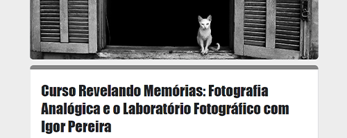 Arte retangular. Na parte superior há uma foto de um gato no parapeito de uma janela antiga aberta. Embaixo tem um retângulo branco onde está escrito “Curso “Revelando Memórias: Fotografia Analógica e o Laboratório fotográfico, com Igor Pereira”.